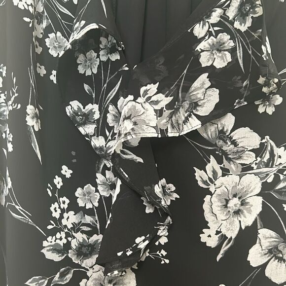 Tahari gorgeous blousr with lace details - Picture 3 of 6